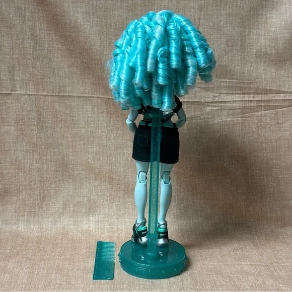 Rainbow High Shadow High Berrie Skies Blue Fashion Doll. Fashionable Outfit - Picture 5 of 6